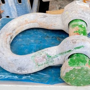 Green Pin Bow Shackle (model G-4163) with a safety bolt