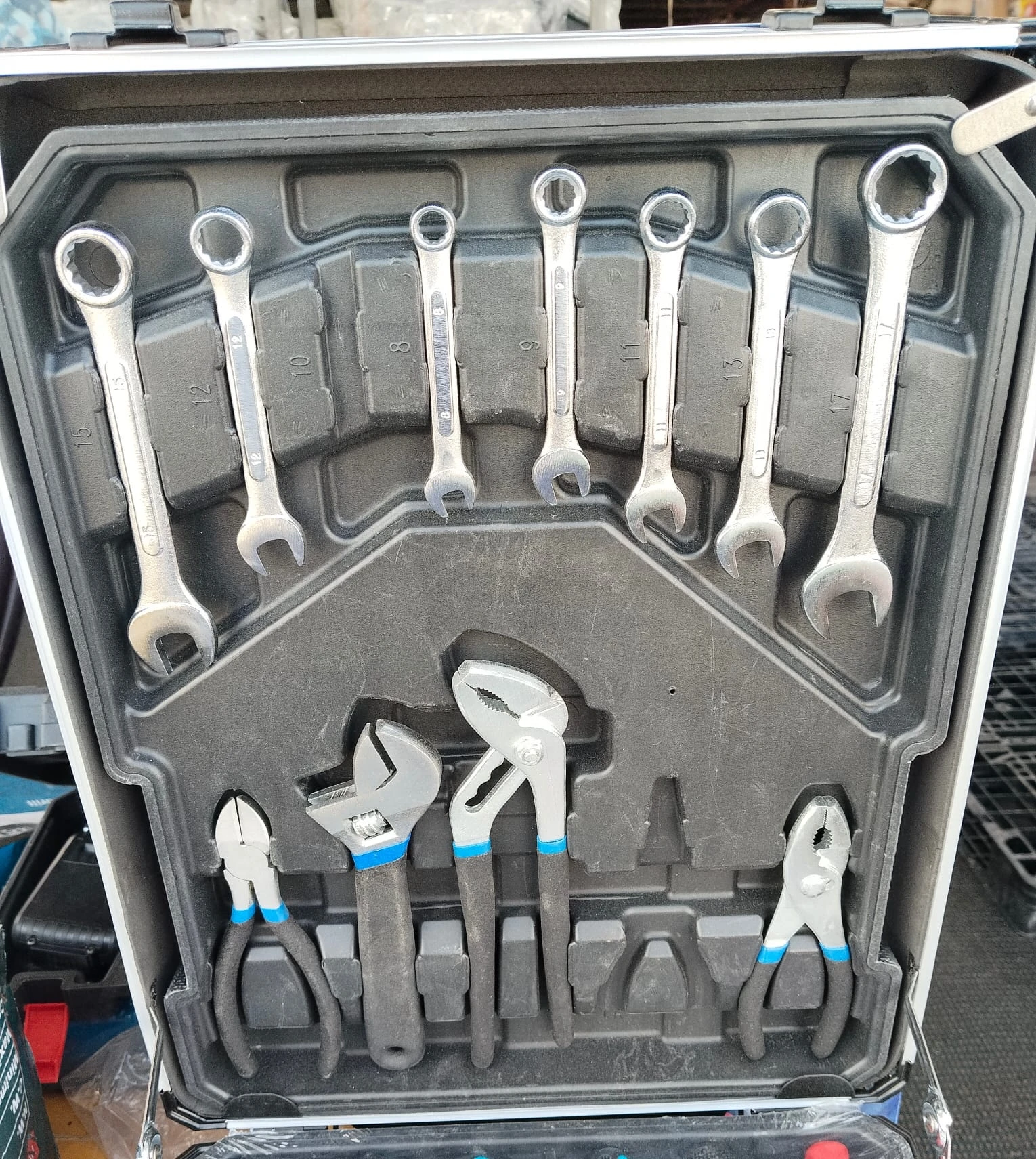 Boss Life Style 187-piece professional tool set - View 1